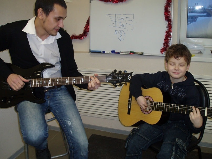 Ученик Вова на первых занятиях по гитаре
